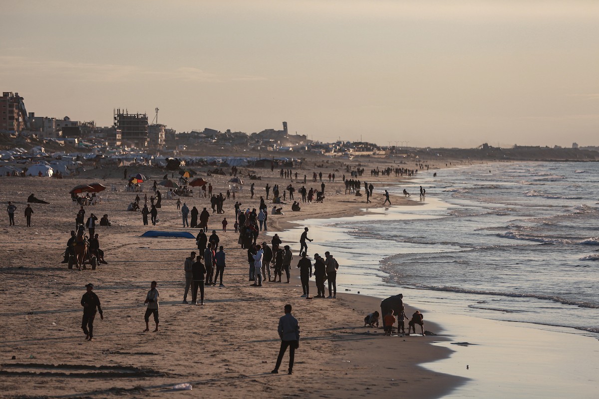 يقضي الفلسطينيون أوقاتهم على شاطئ البحر عند غروب الشمس في مدينة غزة، 16 يناير/كانون الثاني 2026. تصوير: عمر أشتوي