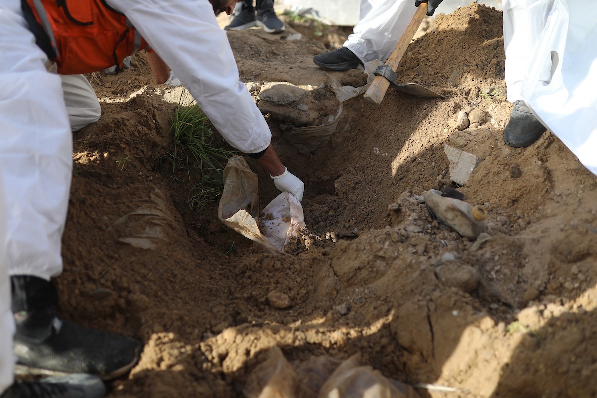 استخراج رفات 50 شهيدا دفنت خلال حرب الإبادة على قطاع غزة، من مقبرة مؤقتة في ساحات مسجد صلاح الدين بحي الزيتون، لنقلها إلى مقبرة دائمة في مدينة غزة، 25 يناير/كانون الثاني 2026. صورة: عمر أشتوي