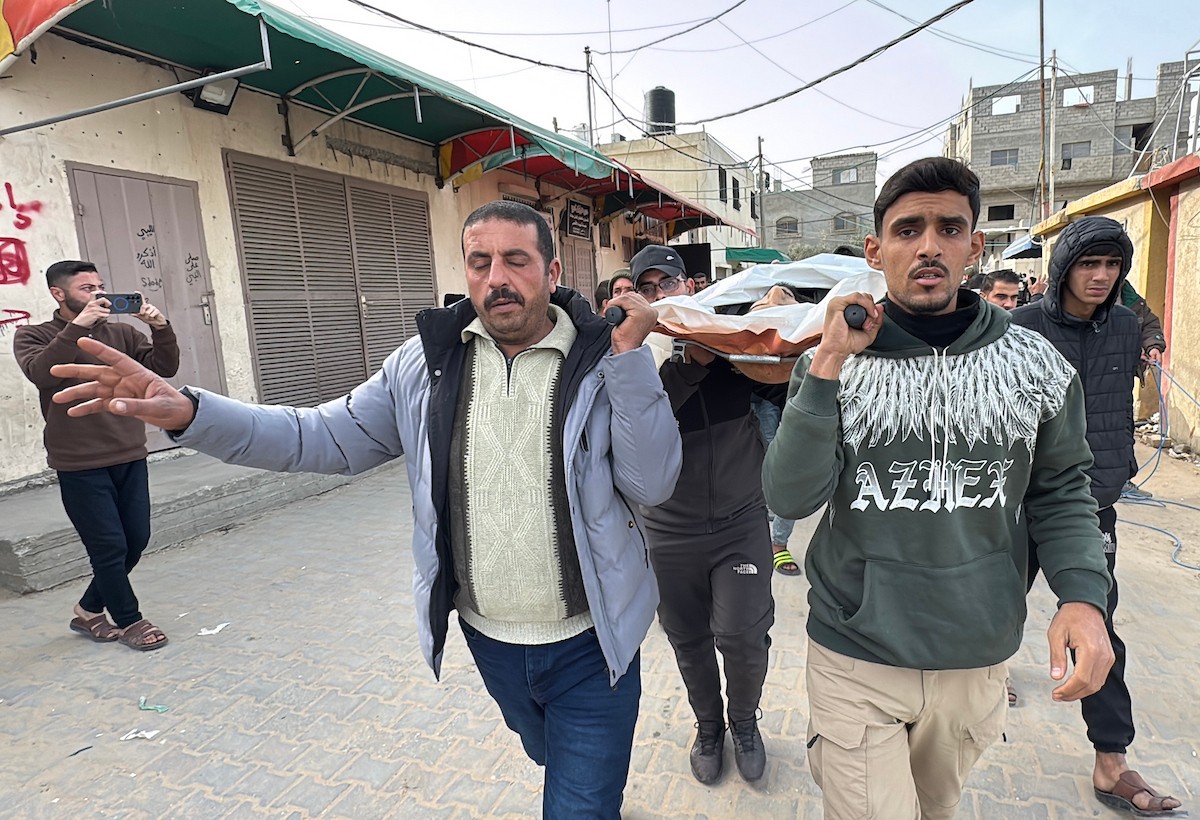 فلسطينيون يودعون جثامين ثلاثة مواطنين استشهدوا في غارات جوية إسرائيلية على مخيم المغازي للاجئين، قبل موكب جنازتهم في مستشفى الأقصى بدير البلح، وسط قطاع غزة. 30 يناير/كانون الثاني 2026. صورة: أحمد إبراهيم