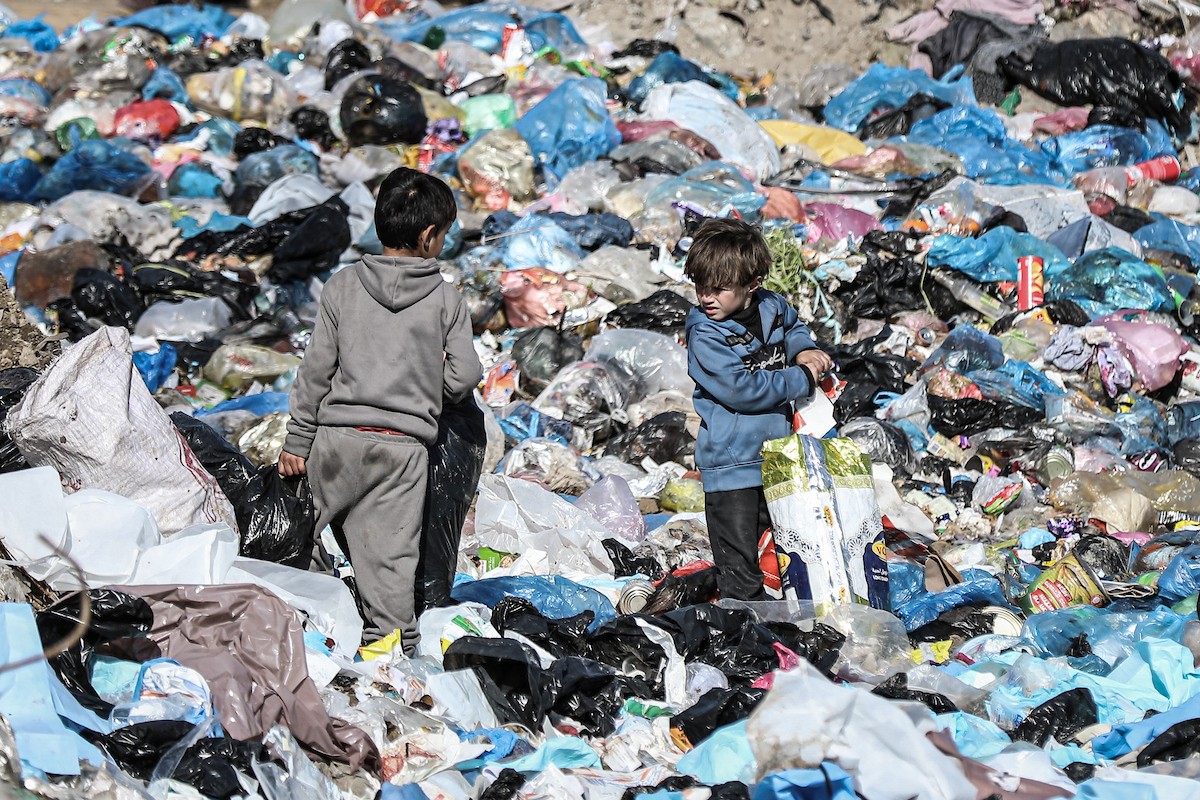 عائلات فلسطينية نازحة تكافح من أجل البقاء في ظروف قاسية بمخيم النصيرات للاجئين وسط قطاع غزة، 29 يناير/كانون الثاني 2026.صورة: رمزي أبو عامر