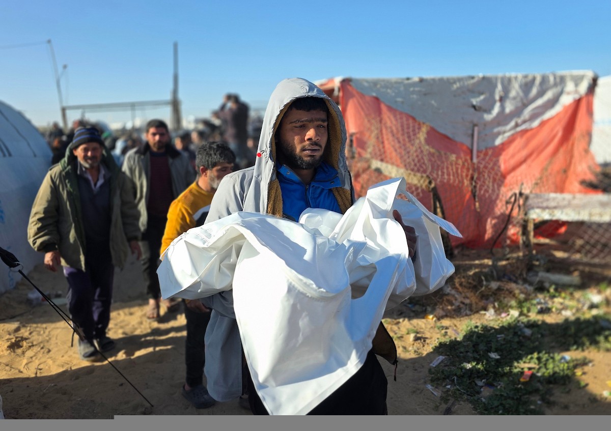 ينعى الفلسطينيون أرواح ذويهم بعد أن استهدفت القوات الإسرائيلية خيمةً تؤوي نازحين مدنيين بطائرة مسيرة في خان يونس جنوب قطاع غزة في 31 يناير/كانون الثاني 2026. (صورة: طارق محمد)