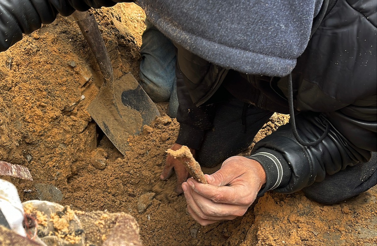 على مدى 160 يومًا، استخدم الفلسطيني اسماعيل ابو حماد، البالغ من العمر 45 عامًا، مجرفة وفأسًا ومنخلًا في محاولة للعثور على رفات عائلته بعد أن فقد زوجته وأطفاله الستة في هجوم إسرائيلي على حي الصبرة بمدينة غزة ، 19 يناير/كانون الثاني 2026. (صورة: مطر الزاق)