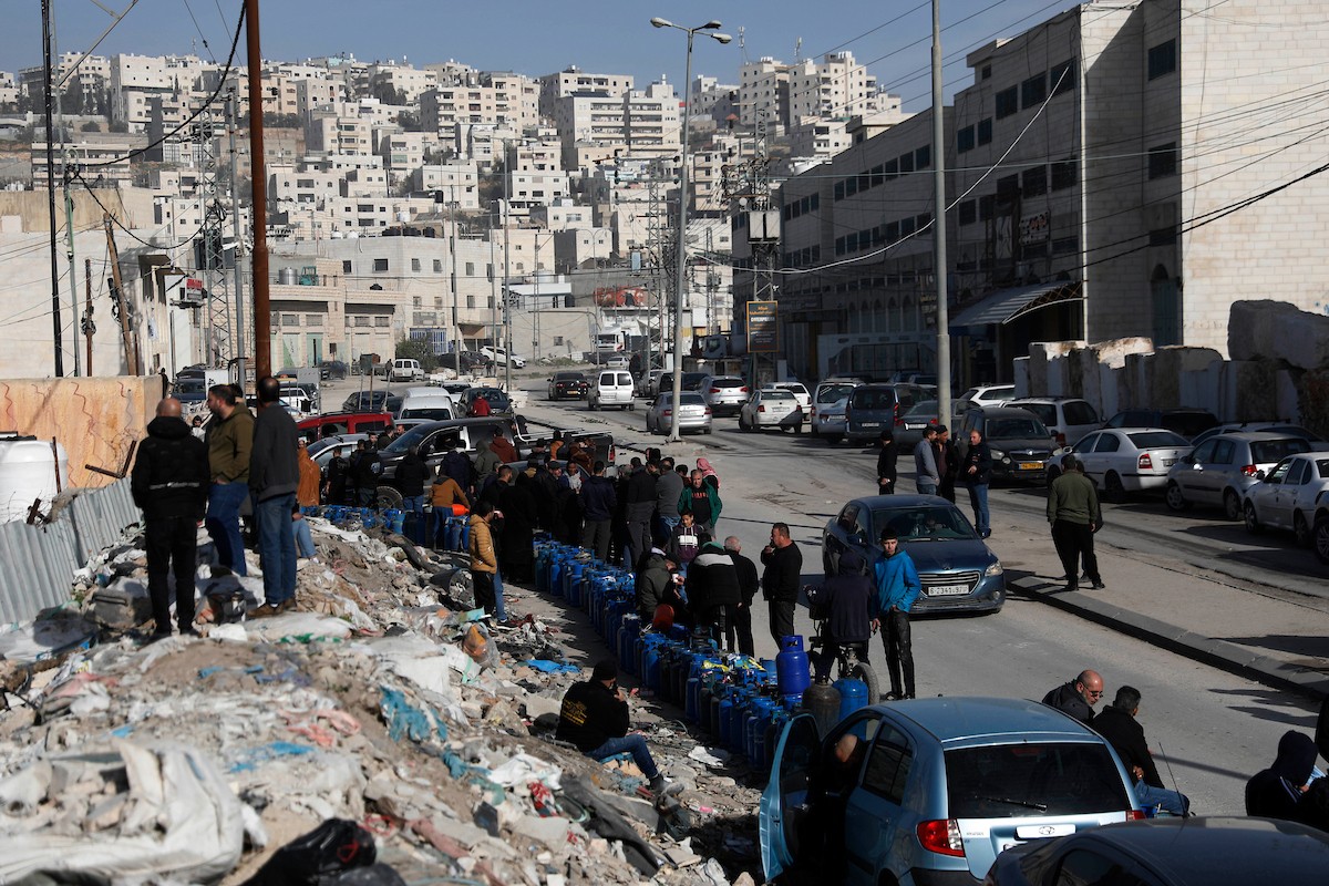 اصطفّ المواطنون في طوابير طويلة أمام محطات تعبئة الغاز في الخليل، وسط مخاوف من تفاقم أزمة نقص الغاز في الضفة الغربية،، 25 يناير/كانون الثاني 2026. صورة: مأمون وزواز