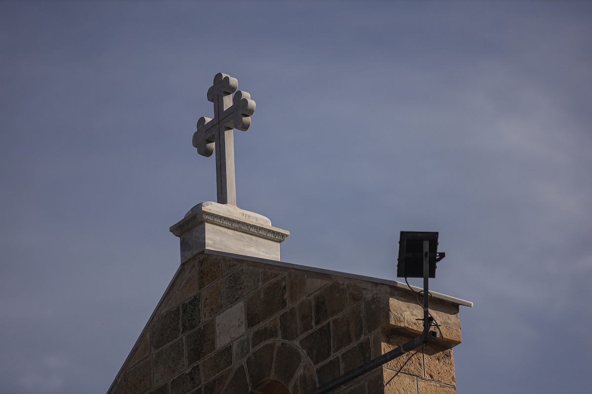 حضر مسيحيون أرثوذكس يحتفلون بعيد الميلاد وفقًا للتقويم الشرقي قداسًا في كنيسة القديس بورفيريوس اليونانية الأرثوذكسية في غزة في 7 يناير/كانون ثاني 2026. صورة من عمر أشتوي