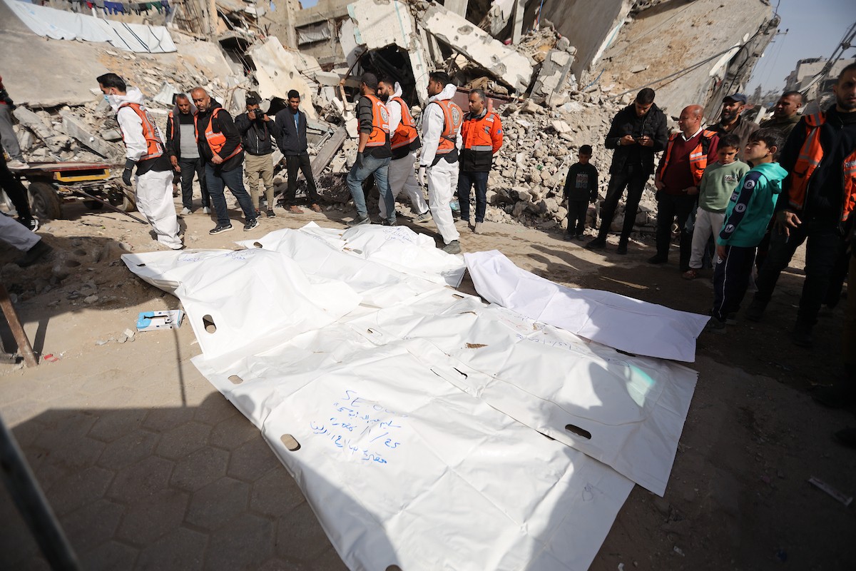 استخراج رفات 50 شهيدا دفنت خلال حرب الإبادة على قطاع غزة، من مقبرة مؤقتة في ساحات مسجد صلاح الدين بحي الزيتون، لنقلها إلى مقبرة دائمة في مدينة غزة، 25 يناير/كانون الثاني 2026. صورة: عمر أشتوي