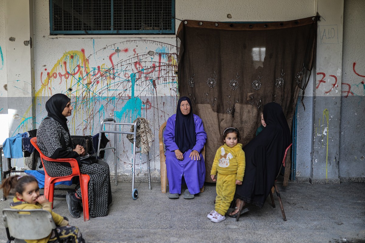 عائلات فلسطينية نزحت جراء الهجمات الإسرائيلية منذ 7 أكتوبر/تشرين الأول 2023، تأوي إلى مدرسة تابعة لوكالة الأونروا في حي تل الهوى بمدينة غزة. 26 يناير/كانون الثاني 2026، بعدسة عمر أشتوي