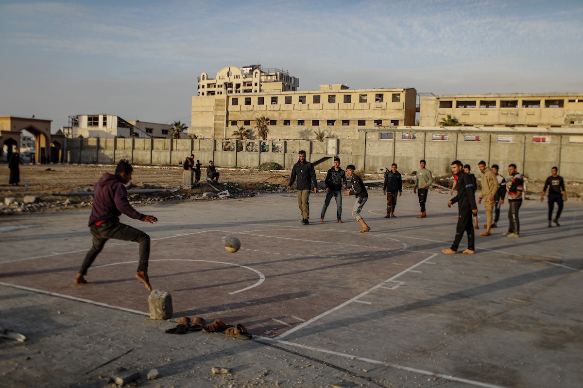   شبان فلسطينيون نازحون يلعبون كرة القدم في ملعب مدمر بمدينة غزة، في 10 يناير/كانون الثاني 2026. صورة: عمر أشتوي