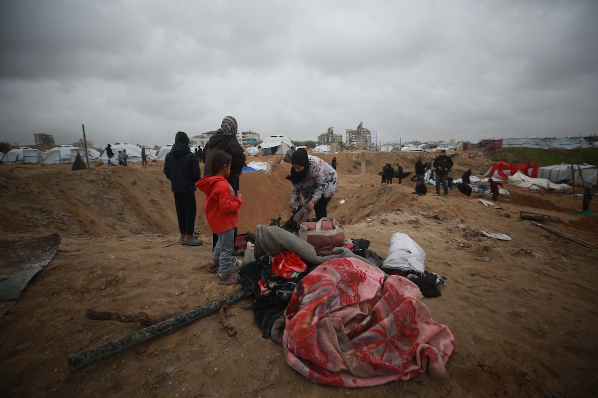 يحاول فلسطينيون استعادة ممتلكاتهم من موقع غارة جوية إسرائيلية استهدفت خيامًا في مدينة غزة ليلة أمس، 9 يناير/كانون الثاني 2026. صورة: عمر أشتوي