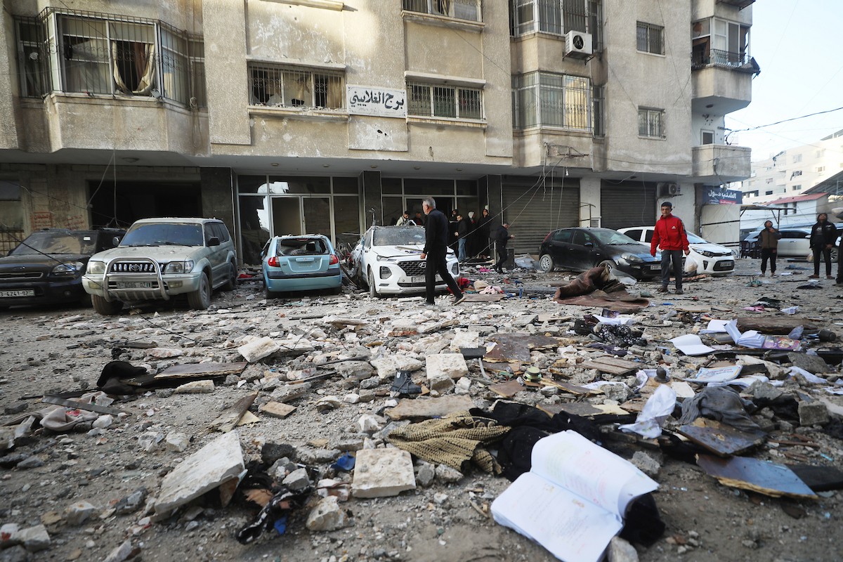 فلسطينيون يمرون أمام مبنى سكني تضرر جراء غارة عسكرية إسرائيلية أسفرت عن سقوط عدد من الضحايا في مدينة غزة، السبت 31 يناير/كانون الثاني 2026. صورة: عمر أشتوي