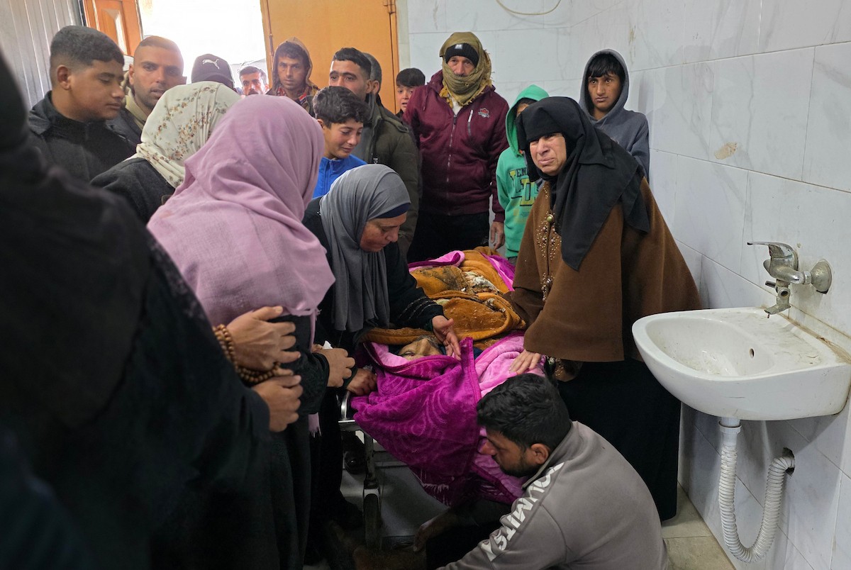 ينعى الفلسطينيون أرواح ذويهم بعد أن استهدفت القوات الإسرائيلية خيمةً تؤوي نازحين مدنيين بطائرة مسيرة في خان يونس جنوب قطاع غزة في 31 يناير/كانون الثاني 2026. (صورة: طارق محمد)