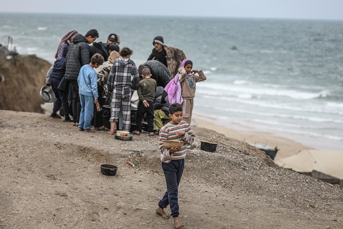 تواصل العائلات الفلسطينية النازحة المقيمة في مخيم الزوايدة وسط قطاع غزة حياتها اليومية في ظل ظروف قاسية داخل خيام متهالكة لا توفر أي حماية أو دفء من برد الشتاء القارس، 18 يناير/كانون الثاني 2026. صورة: رمزي أبو عامر