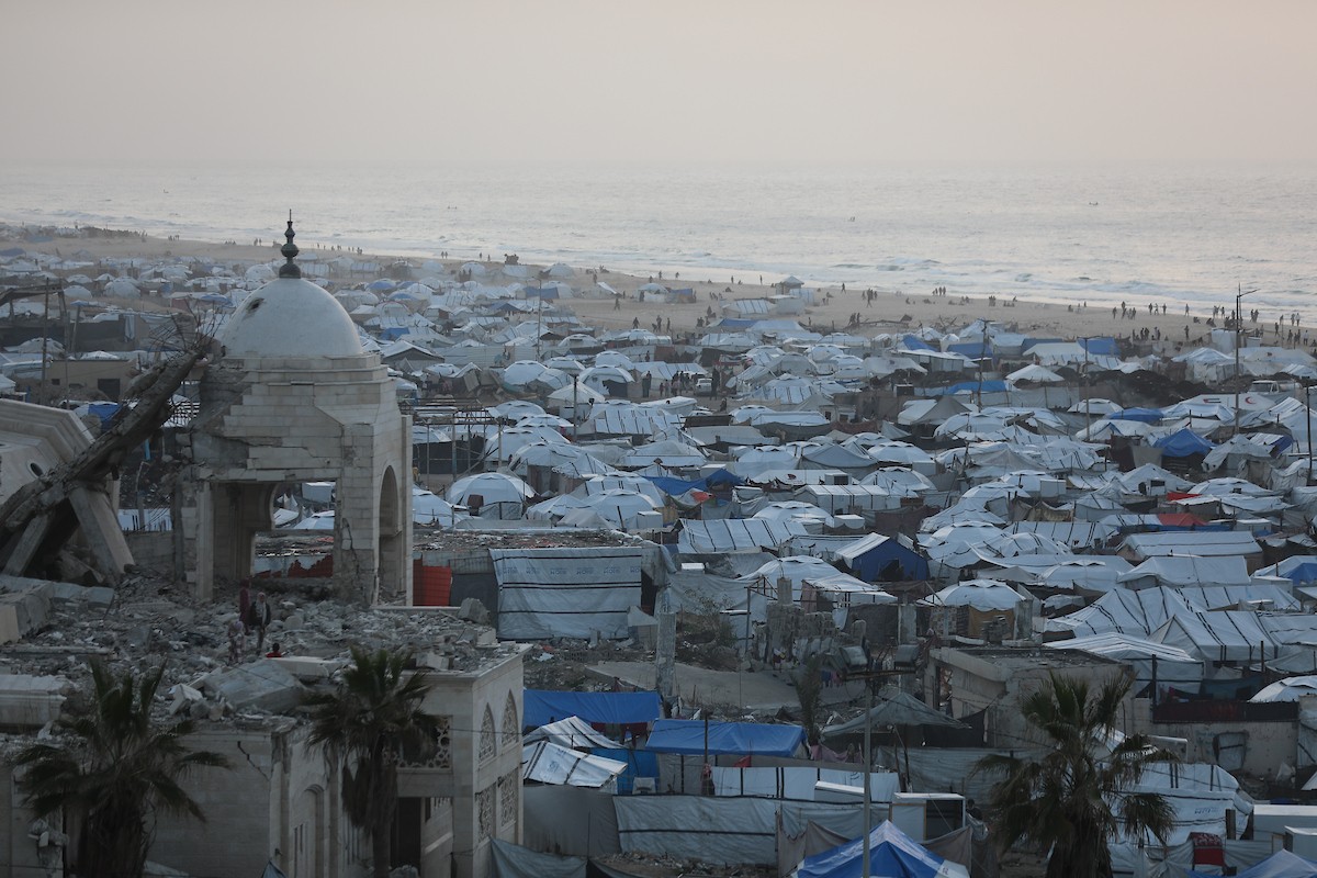 لقطاتٌ عامةٌ لخيامَ النازحين مُكدّسةً في ميناء مدينة غزة المُدمّر، ما يعكس ظروفًا معيشيةً مُزرية. ولا تزال الحياة اليومية صعبةً للغاية بالنسبة لغالبية السكان، 23 يناير/كانون الثاني 2026. صورة: عمر أشتوي