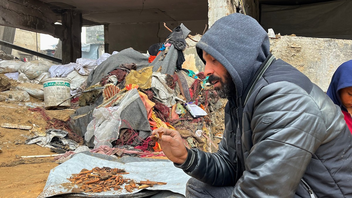 على مدى 160 يومًا، استخدم الفلسطيني اسماعيل ابو حماد، البالغ من العمر 45 عامًا، مجرفة وفأسًا ومنخلًا في محاولة للعثور على رفات عائلته بعد أن فقد زوجته وأطفاله الستة في هجوم إسرائيلي على حي الصبرة بمدينة غزة ، 19 يناير/كانون الثاني 2026. (صورة: مطر الزاق)