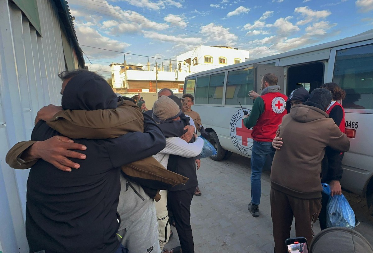 نُقل ثمانية أسرى فلسطينيين أفرجت عنهم القوات الإسرائيلية إلى مستشفى شهداء الأقصى عبر اللجنة الدولية للصليب الأحمر في دير البلح، غزة، في 19 يناير/كانون الثاني 2026. (صورة: أحمد إبراهيم)