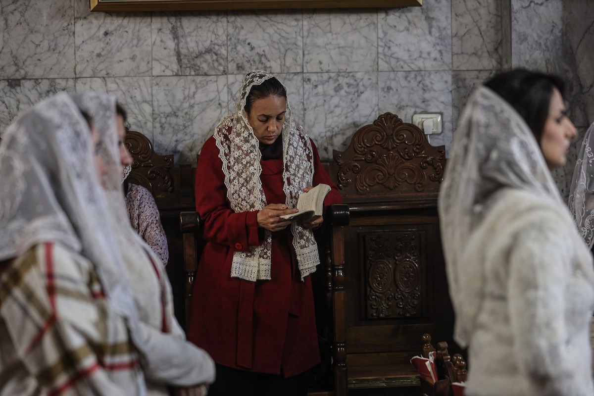 حضر مسيحيون أرثوذكس يحتفلون بعيد الميلاد وفقًا للتقويم الشرقي قداسًا في كنيسة القديس بورفيريوس اليونانية الأرثوذكسية في غزة في 7 يناير/كانون ثاني 2026. صورة من عمر أشتوي