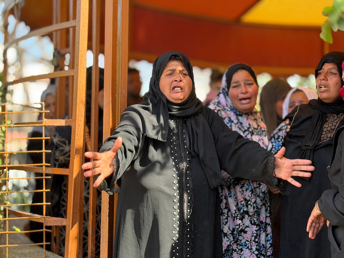 فلسطينيون يودعون جثمان أحمد بربخ، 32 عاماً، في مجمع ناصر الطبي بخان يونس، بعد أن استشهد برصاص القوات الإسرائيلية في وسط خان يونس، جنوب قطاع غزة. 29 يناير/كانون الثاني 2026. تصوير: محمد سلامة / (APA Images)