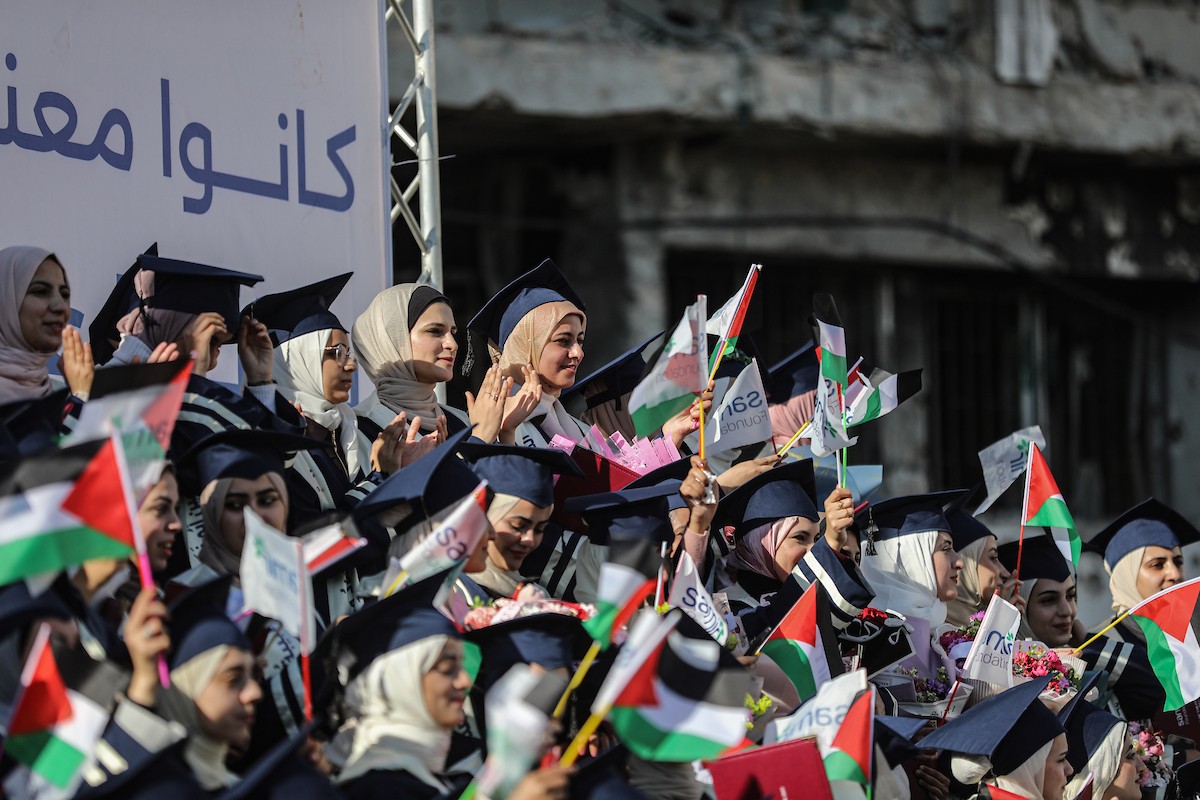 حفل تخرج لـ ٢٣٠ طالبًا وطالبةً في كلية الطب بمجمع الشفاء الطبي (مستشفى الشفاء)، الذي تضرر بشدة جراء الهجمات العسكرية الإسرائيلية على مدينة غزة في ٣ يناير/كانون الثاني ٢٠٢٦. صورة: عمر أشتوي