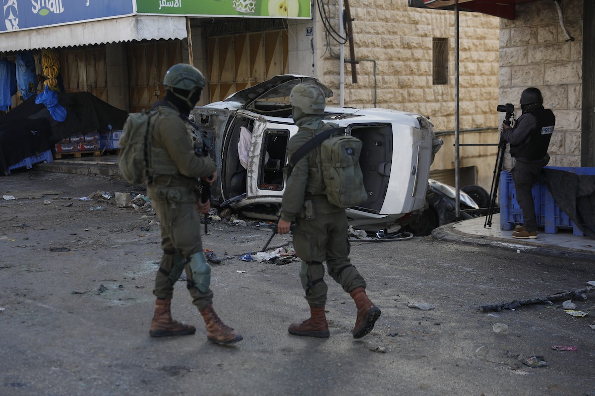 الجيش الإسرائيلي يشن عملية عسكرية واسعة النطاق في الخليل، جنوب الضفة الغربية، 19 يناير/كانون الثاني 2026. صورة: مأمون وزواز