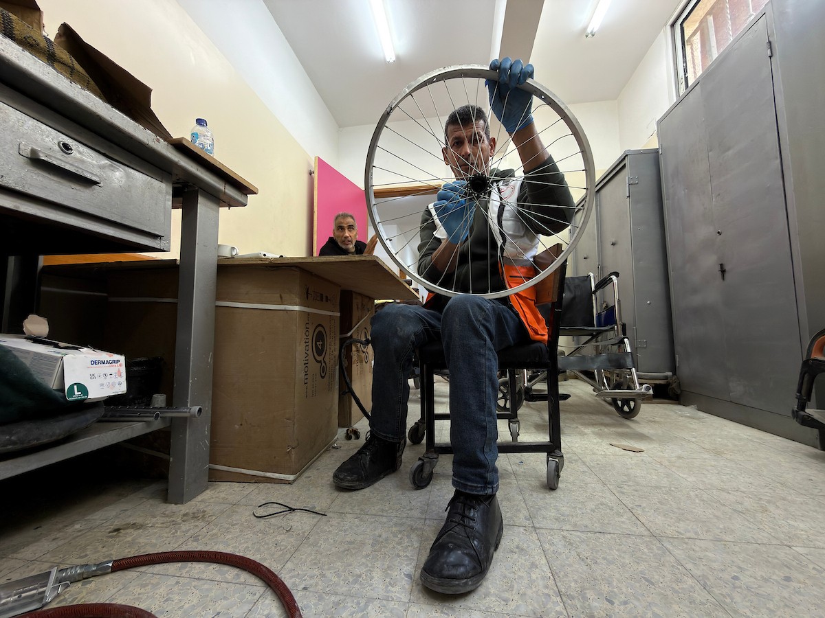 الفلسطيني رمزي الفجم يصلح كراسي متحركة لجرحى قطاع غزة متحديا إعاقته الشخصية ونقص المعدات الطبية ، خان يونس، جنوب قطاع غزة، 20 يناير/كانون الثاني 2026 تصوير: محمد سلامة / وكالة الأنباء الفلسطينية (APA Images)