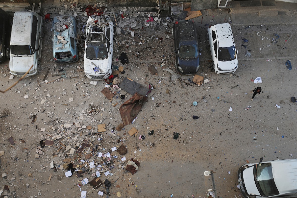 فلسطينيون يمرون أمام مبنى سكني تضرر جراء غارة عسكرية إسرائيلية أسفرت عن سقوط عدد من الضحايا في مدينة غزة، السبت 31 يناير/كانون الثاني 2026. صورة: عمر أشتوي