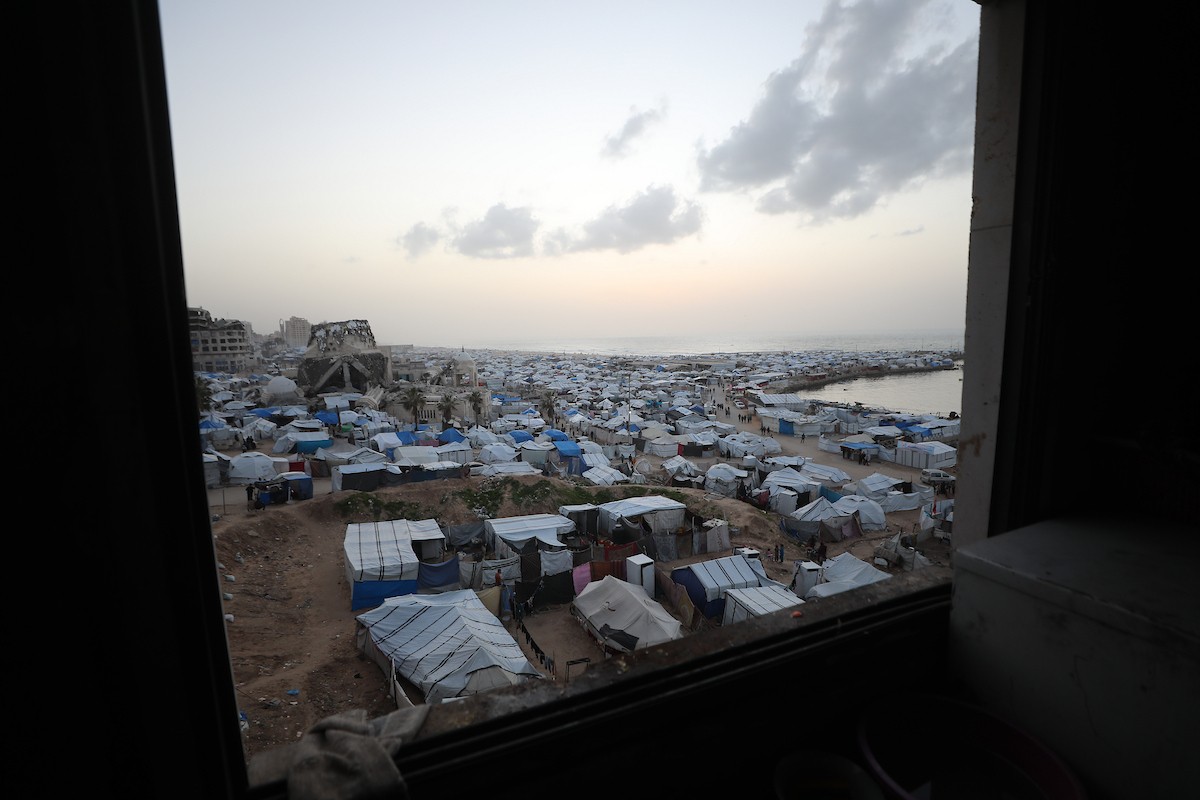 لقطاتٌ عامةٌ لخيامَ النازحين مُكدّسةً في ميناء مدينة غزة المُدمّر، ما يعكس ظروفًا معيشيةً مُزرية. ولا تزال الحياة اليومية صعبةً للغاية بالنسبة لغالبية السكان، 23 يناير/كانون الثاني 2026. صورة: عمر أشتوي