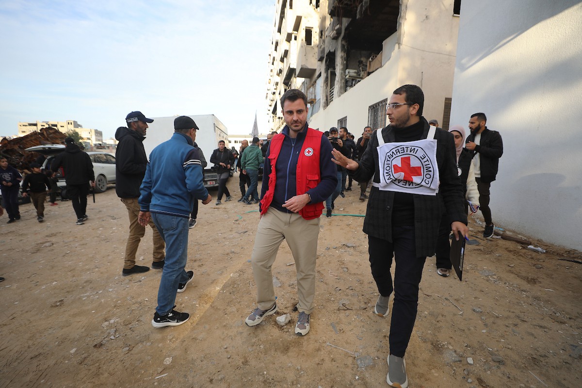 وصول 15 جثة لفلسطينيين سلمتها إسرائيل عبر اللجنة الدولية للصليب الأحمر إلى مجمع الشفاء الطبي في مدينة غزة، 29 يناير/كانون الثاني 2026. تصوير: عمر أشتوي