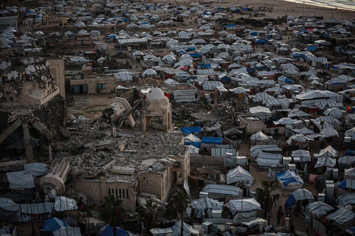 مشاهد عامة لخيام النازحين على شاطئ مدينة غزة. يعاني النازحون معاناة مضاعفة من ويلات النزاع وقسوة الأحوال الجوية، إذ لا توفر الخيام أي حماية من برد الشتاء القارس والأمطار الغزيرة، 3 يناير/كانون الثاني 2026. تصوير: عمر أشتوي