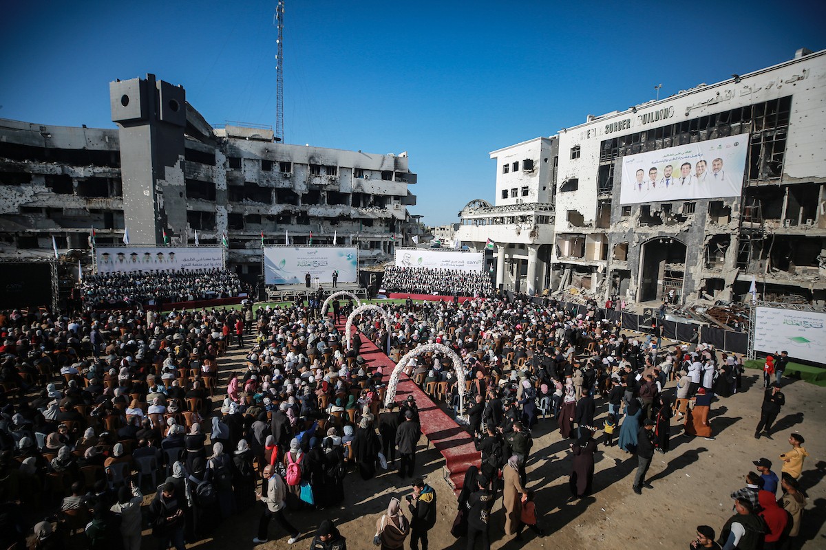 حفل تخرج لـ ٢٣٠ طالبًا وطالبةً في كلية الطب بمجمع الشفاء الطبي (مستشفى الشفاء)، الذي تضرر بشدة جراء الهجمات العسكرية الإسرائيلية على مدينة غزة في ٣ يناير/كانون الثاني ٢٠٢٦. صورة: عمر أشتوي