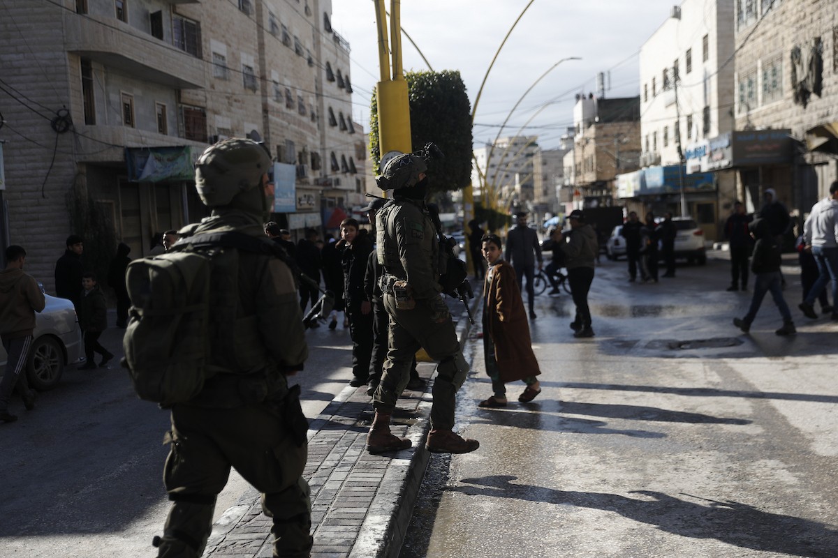 الجيش الإسرائيلي يشن عملية عسكرية واسعة النطاق في الخليل، جنوب الضفة الغربية، 19 يناير/كانون الثاني 2026. صورة: مأمون وزواز
