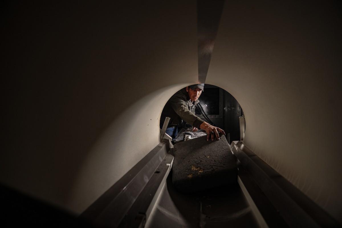 مستشفى الشفاء في غزة يفتقر إلى المعدات الطبية وتحديدًا جهاز التصوير بالرنين المغناطيسي، بعد أن دمّر الجيش الإسرائيلي معظم المعدات خلال الحرب، 31 ديسمبر/كانون الأول 2025. صورة: عمر أشتوي