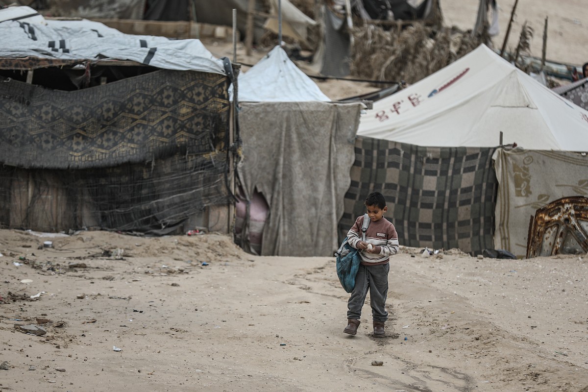 يتفقد فلسطينيون نازحون خيامهم بعد أن تضررت بشدة جراء عاصفة هوائية قوية ضربت مخيمًا للنازحين وسط قطاع غزة. 22 يناير/كانون الثاني 2026. تصوير: رمزي أبو عامر