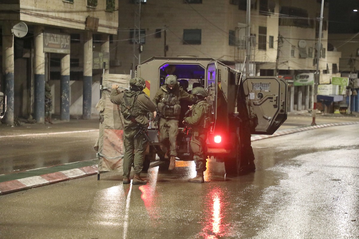 اقتحمت آليات عسكرية إسرائيلية المنطقة الشرقية من مدينة نابلس فجر اليوم، 29 يناير/كانون الثاني 2026، لتأمين دخول المستوطنين الإسرائيليين إلى قبر يوسف في مدينة نابلس بالضفة الغربية. (صورة: محمد ناصر/apaimages)