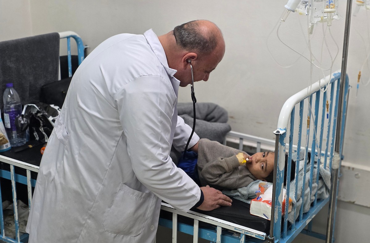 يتلقى أطفال مصابون بالتهاب السحايا العلاج في مستشفى ناصر بخان يونس، وسط تحذيرات طبية من تفشٍّ مقلق للمرض داخل خيام النازحين، 30 يناير/كانون الثاني 2026. تصوير: طارق محمد