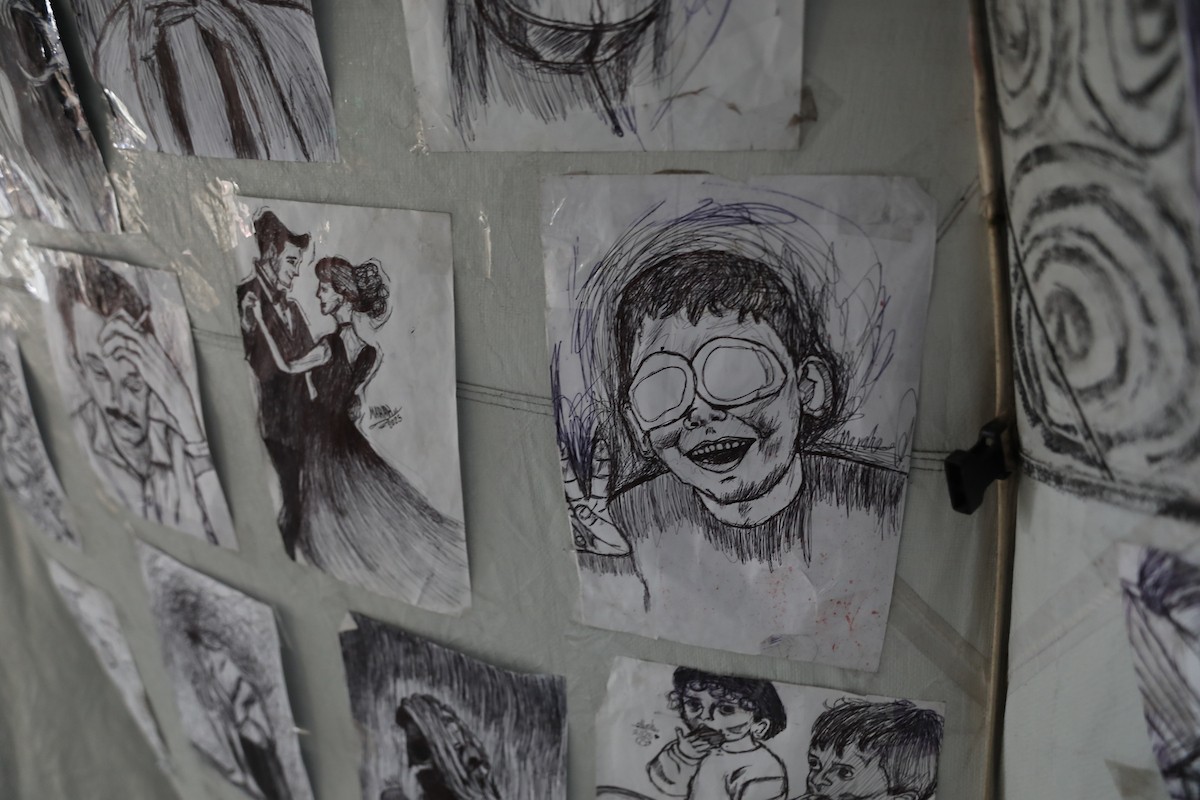 الفلسطينية مرَح خالد الزعانين (18 عاما) تحول خيمة نزوحها في مدينة غزة إلى معرض فني، 28 يناير/كانون الثاني 2026. تصوير: عمر أشتوي