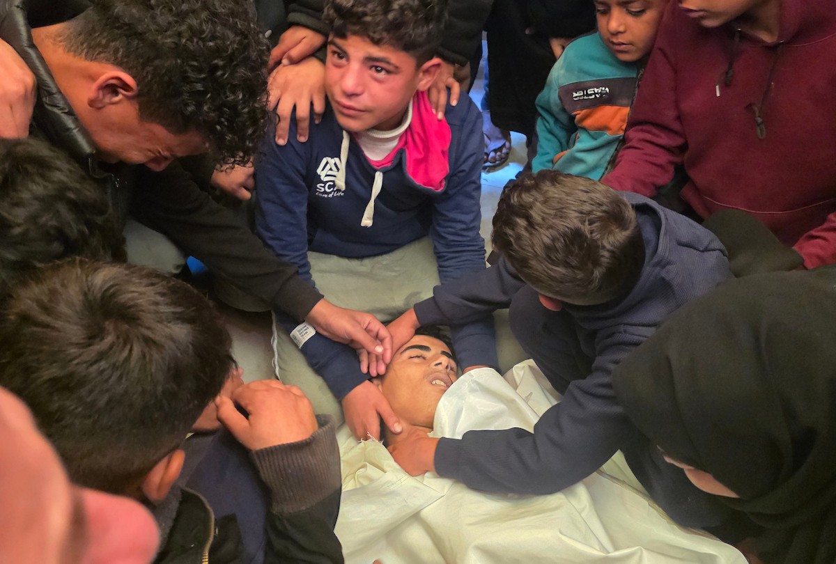 ودّع الفلسطينيون الطفل جثمان حسين أبو سبلة، البالغ من العمر 17 عامًا، في مستشفى ناصر بمدينة خان يونس جنوب قطاع غزة. وقد استشهد أبو سبلة بنيران الجيش الإسرائيلي قرب منطقة التحلية، شرق خان يونس. 19 يناير/كانون الثاني 2026. صورة: (طارق محمد)