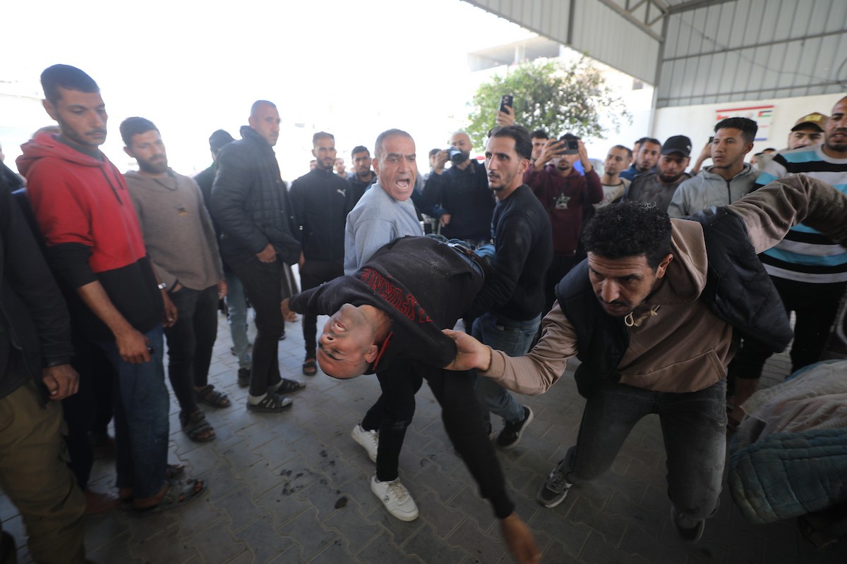 تُنقل جثث الضحايا إلى مستشفى الشفاء بعد هجوم إسرائيلي على مركز شرطة الشيخ رضوان، رغم وقف إطلاق النار في مدينة غزة، بتاريخ 31 يناير/كانون الثاني 2026. وألحق الهجوم على حي الشيخ رضوان غرب مدينة غزة أضرارًا جسيمة بالمباني والمركبات المجاورة. (صورة: عمر أشتوي)