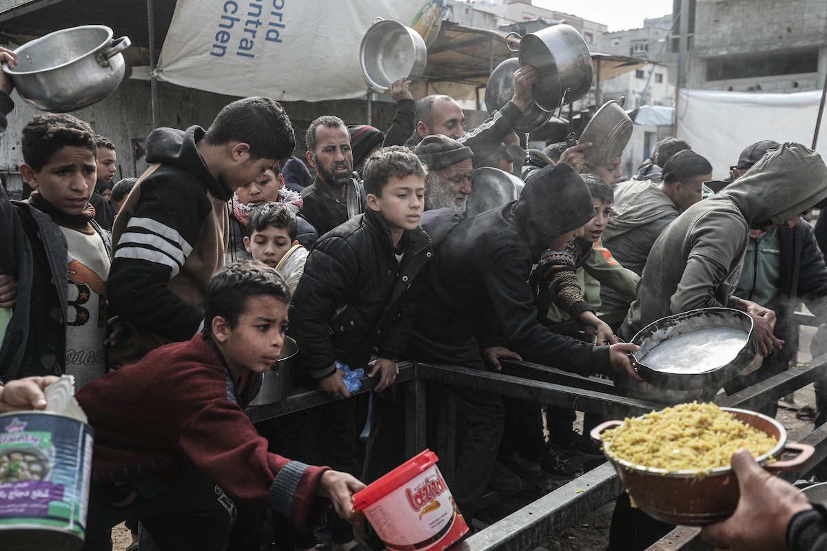 تجمع فلسطينيون نازحون داخلياً في مطبخ خيري لتلقي حصص غذائية محدودة وسط نقص حاد في الغذاء، في مخيم النصيرات للاجئين وسط قطاع غزة، 21 يناير/كانون الثاني 2026. صورة: معز صالحي