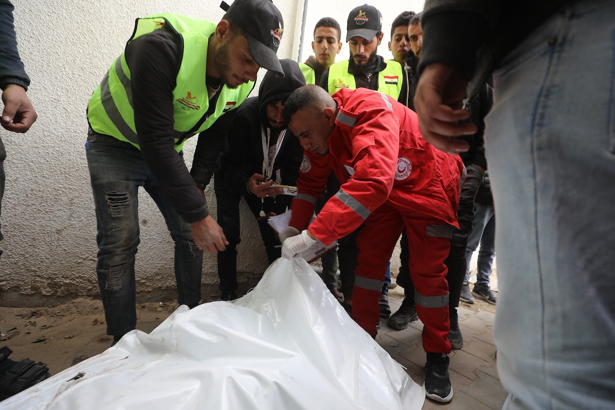 وصلت جثتا صحفيين اثنين تابعين للجنة المصرية إلى مستشفى الشفاء في غزة، بعد هجوم إسرائيلي استهدف سيارة تابعة للجنة في منطقة نتساريم وسط قطاع غزة. 21 يناير/كانون الثاني 2026. صورة: عمر أشتوي