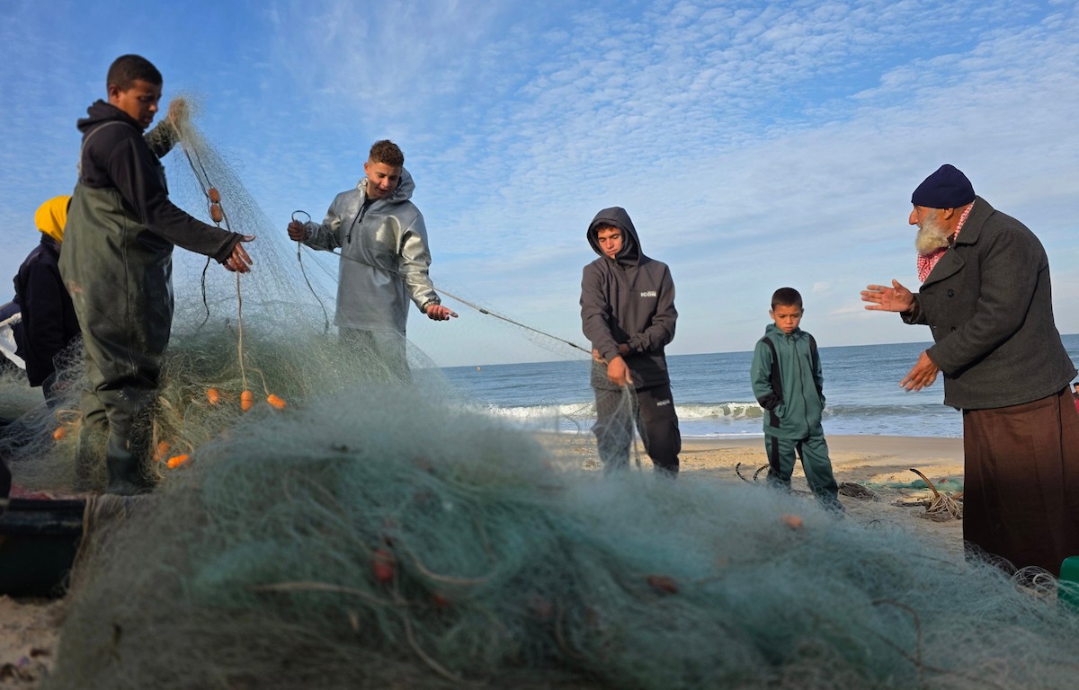 صيادون يعودون للعمل قبالة سواحل خان يونس بإمكانيات محدودة ومخاوف ملاحقتهم واستهدافهم من قبل الاحتلال الاسرائيلي، 31 ديسمبر/كانون الأول 2025. صورة: طارق محمد