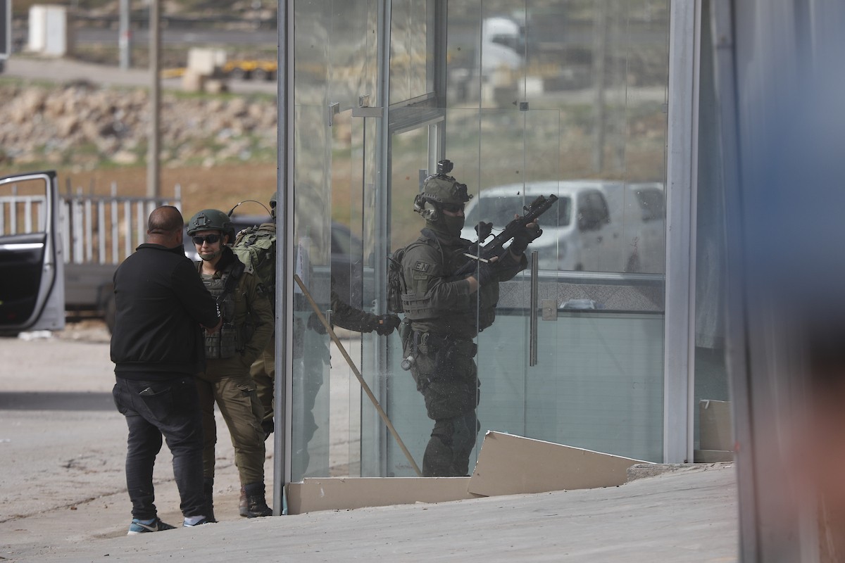 قوات إسرائيلية تهدم وتصادر عدد من المحلات التجارية المصنوعة من الكرفانات في السموع جنوب الخليل،31 ديسمبر/كانون الأول 2025. تصوير: مأمون وزواز