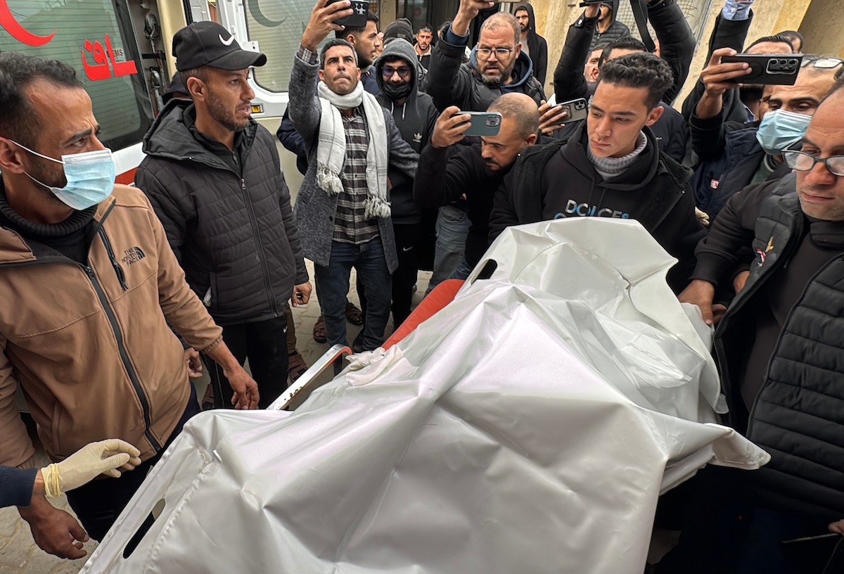 وصلت ثلاث جثث إلى مستشفى شهداء الأقصى في دير البلح، من بينها جثة صحفي، نتيجة هجومين إسرائيليين منفصلين، أحدهما شرق مخيم البريج والآخر في مدينة الزهراء وسط قطاع غزة. 21 يناير/كانون الثاني 2026. صورة: أحمد إبراهيم