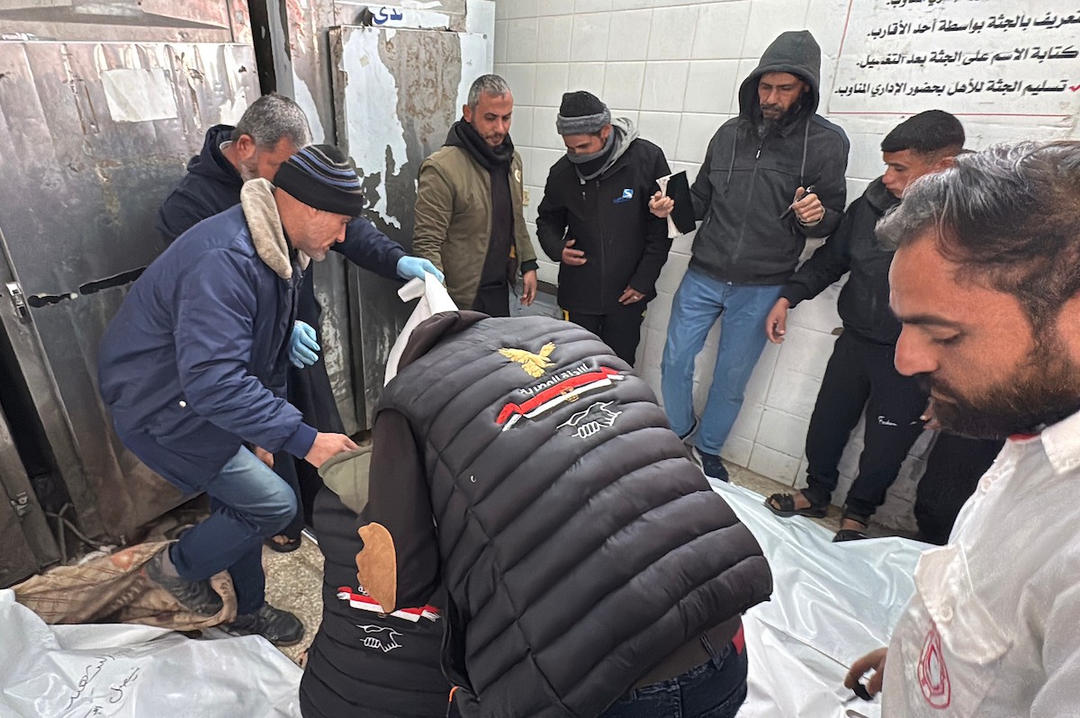 وصلت ثلاث جثث إلى مستشفى شهداء الأقصى في دير البلح، من بينها جثة صحفي، نتيجة هجومين إسرائيليين منفصلين، أحدهما شرق مخيم البريج والآخر في مدينة الزهراء وسط قطاع غزة. 21 يناير/كانون الثاني 2026. صورة: أحمد إبراهيم