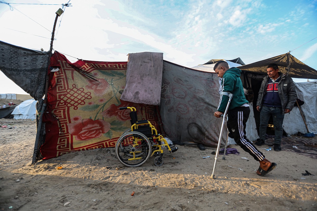 الطفل عمر حلاوة (13عاما) يزور مكان دفن ساقه المبتور يوميا، بعد إصابته في غارة إسرائيلية خلال الحرب على غزة، 31 ديسمبر/كانون الأول 2025. تصوير: عمر أشتوي