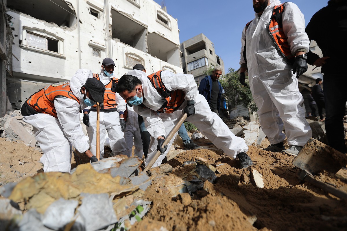 استخراج رفات 50 شهيدا دفنت خلال حرب الإبادة على قطاع غزة، من مقبرة مؤقتة في ساحات مسجد صلاح الدين بحي الزيتون، لنقلها إلى مقبرة دائمة في مدينة غزة، 25 يناير/كانون الثاني 2026. صورة: عمر أشتوي