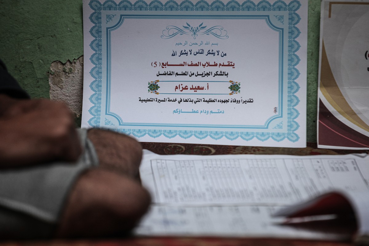  المعلّم سعيد خليل عزم (33 عامًا) أُصيب بجروح بالغة أدّت إلى بتر قدميه، جراء قصف إسرائيلي خلال الحرب على غزة، في مخيم البريج وسط القطاع،  يناير/كانون الثاني 2026. تصوير: معز صالحي