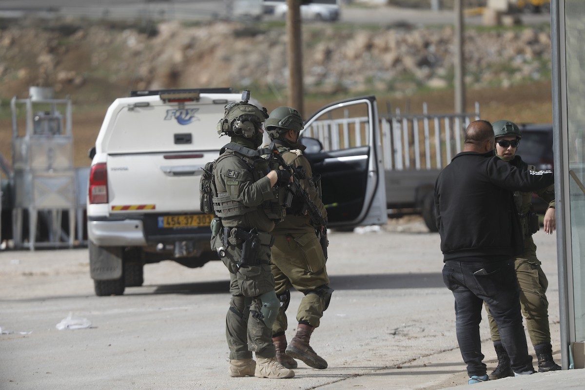 قوات إسرائيلية تهدم وتصادر عدد من المحلات التجارية المصنوعة من الكرفانات في السموع جنوب الخليل،31 ديسمبر/كانون الأول 2025. تصوير: مأمون وزواز