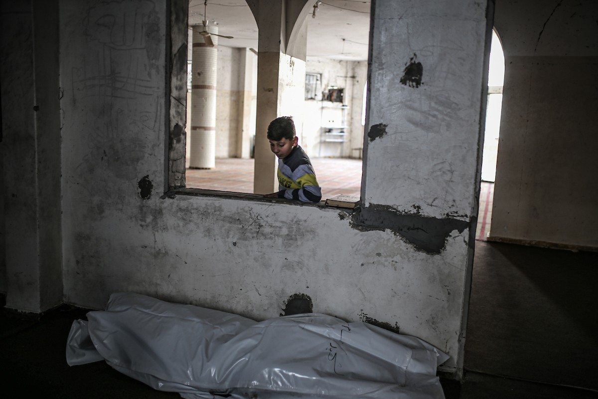 موكب جنازة فلسطينيين اثنين استشهدا في هجوم إسرائيلي على مخيم المغازي للاجئين وسط قطاع غزة. 30 يناير/كانون الثاني 2026. تصوير: رمزي أبو عامر