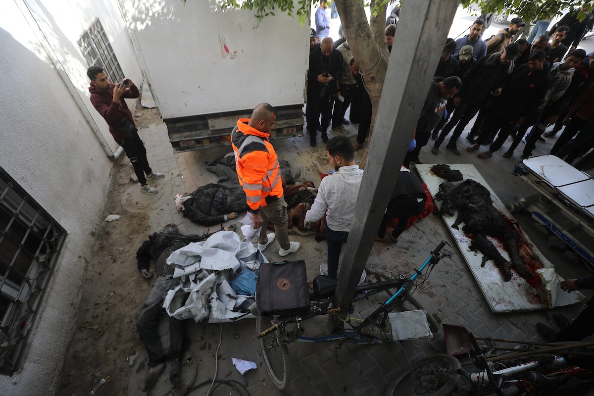 تُنقل جثث الضحايا إلى مستشفى الشفاء بعد هجوم إسرائيلي على مركز شرطة الشيخ رضوان، رغم وقف إطلاق النار في مدينة غزة، بتاريخ 31 يناير/كانون الثاني 2026. وألحق الهجوم على حي الشيخ رضوان غرب مدينة غزة أضرارًا جسيمة بالمباني والمركبات المجاورة. (صورة: عمر أشتوي)