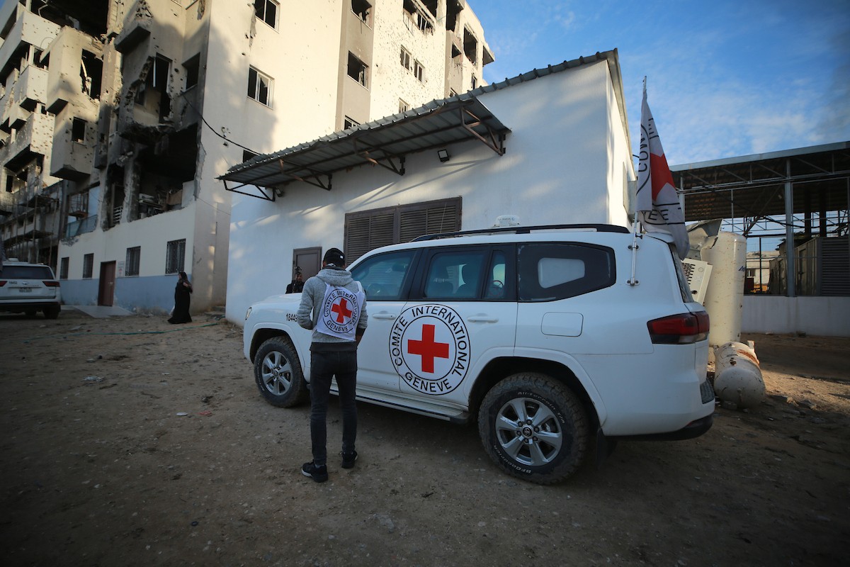 وصول 15 جثة لفلسطينيين سلمتها إسرائيل عبر اللجنة الدولية للصليب الأحمر إلى مجمع الشفاء الطبي في مدينة غزة، 29 يناير/كانون الثاني 2026. تصوير: عمر أشتوي