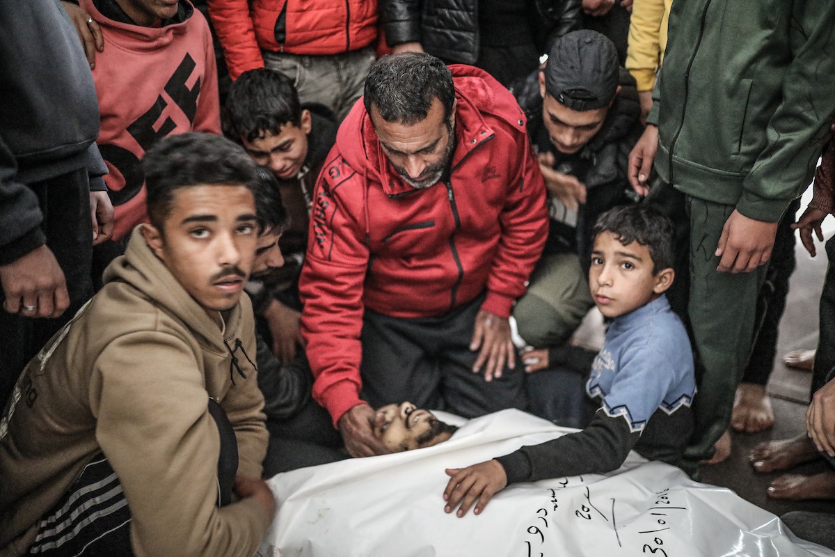 موكب جنازة فلسطينيين اثنين استشهدا في هجوم إسرائيلي على مخيم المغازي للاجئين وسط قطاع غزة. 30 يناير/كانون الثاني 2026. تصوير: رمزي أبو عامر